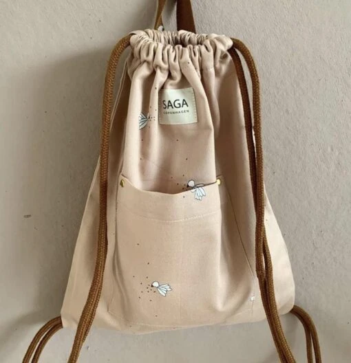 Saga Copenhagen Flipi Latte - Gym Bag - Turnzak - Zwemtas - Rugzakje - Roze Met Vogeltjes -Mode Bagage Winkel