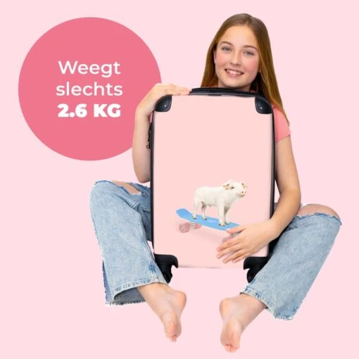 NoBoringSuitcases.com® Kinderkoffer - Trolley Kinderen - Varken - Roze - Skateboard - Kinderen - Meisje - Koffer Dieren - Past Binnen 55x40x20 Cm En 55x35x25 Cm - Reiskoffer Met Wielen -Mode Bagage Winkel 1200x1200 106