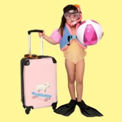 NoBoringSuitcases.com® Kinderkoffer - Trolley Kinderen - Varken - Roze - Skateboard - Kinderen - Meisje - Koffer Dieren - Past Binnen 55x40x20 Cm En 55x35x25 Cm - Reiskoffer Met Wielen -Mode Bagage Winkel 1200x1200 110