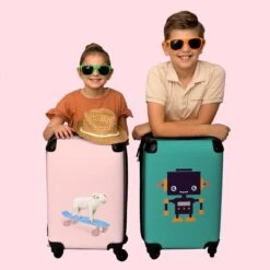 NoBoringSuitcases.com® Kinderkoffer - Trolley Kinderen - Varken - Roze - Skateboard - Kinderen - Meisje - Koffer Dieren - Past Binnen 55x40x20 Cm En 55x35x25 Cm - Reiskoffer Met Wielen -Mode Bagage Winkel 1200x1200 111