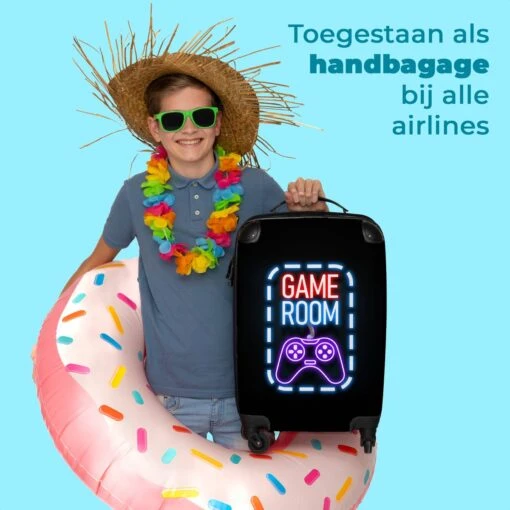 NoBoringSuitcases.com® Koffer - Trolley Op Wieltjes - Neon - Game Room - Tekst - Controller - Zwart - Reiskoffer - Past Binnen 55x40x20 Cm En 55x35x25 Cm - Koffertje - Trolley Handbagage -Mode Bagage Winkel 1200x1200 126