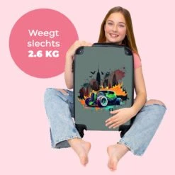 NoBoringSuitcases.com® Auto - Graffiti - New York - Groen - Koffer Kinderen - Kind - Reiskoffer Met Wielen - Koffer Jongens - Past Binnen 55x40x20 Cm En 55x35x25 Cm - Fotokoffer - Handbagagekoffer -Mode Bagage Winkel 1200x1200 212