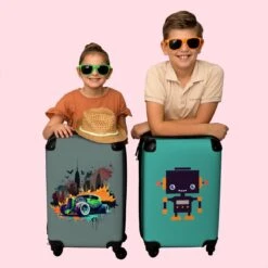 NoBoringSuitcases.com® Auto - Graffiti - New York - Groen - Koffer Kinderen - Kind - Reiskoffer Met Wielen - Koffer Jongens - Past Binnen 55x40x20 Cm En 55x35x25 Cm - Fotokoffer - Handbagagekoffer -Mode Bagage Winkel 1200x1200 217