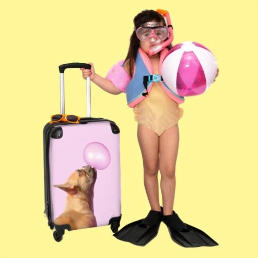 NoBoringSuitcases.com® Kinderkoffer - Hond - Dieren - Kauwgom - Roze - Kinderen - Trolley Kinderen - Past Binnen 55x40x20 Cm En 55x35x25 Cm - Reiskoffer Met Wielen - Koffertje -Mode Bagage Winkel 1200x1200 385