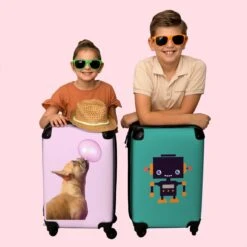 NoBoringSuitcases.com® Kinderkoffer - Hond - Dieren - Kauwgom - Roze - Kinderen - Trolley Kinderen - Past Binnen 55x40x20 Cm En 55x35x25 Cm - Reiskoffer Met Wielen - Koffertje -Mode Bagage Winkel 1200x1200 386