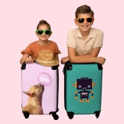 NoBoringSuitcases.com® Kinderkoffer - Hond - Dieren - Kauwgom - Roze - Kinderen - Trolley Kinderen - Past Binnen 55x40x20 Cm En 55x35x25 Cm - Reiskoffer Met Wielen - Koffertje -Mode Bagage Winkel 1200x1200 388