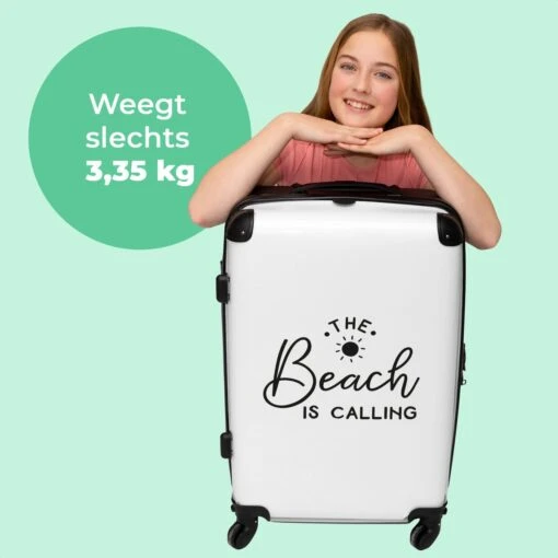 NoBoringSuitcases.com® Koffer Groot - Tekst - Strand - The Beach Is Calling - Zwart Wit - Vakantie - Trolley Koffer Met TSA-slot - Met Wielen - 90 Liter - Reiskoffer - 66 Cm -Mode Bagage Winkel 1200x1200 432