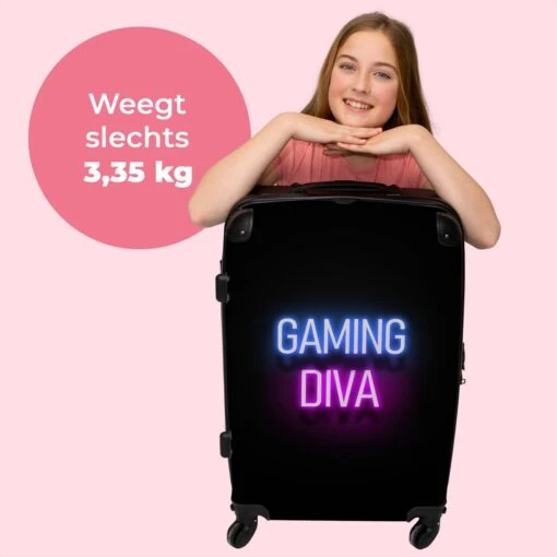 NoBoringSuitcases.com® Koffer Groot - Gaming - Quotes - Neon - Gaming Diva - Vrouwen - Trolley Koffer Met TSA-slot - Met Wielen - 90 Liter - Reiskoffer - 66 Cm -Mode Bagage Winkel 1200x1200 542