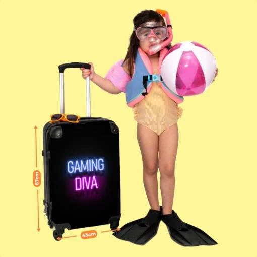 NoBoringSuitcases.com® Koffer Groot - Gaming - Quotes - Neon - Gaming Diva - Vrouwen - Trolley Koffer Met TSA-slot - Met Wielen - 90 Liter - Reiskoffer - 66 Cm -Mode Bagage Winkel 1200x1200 546