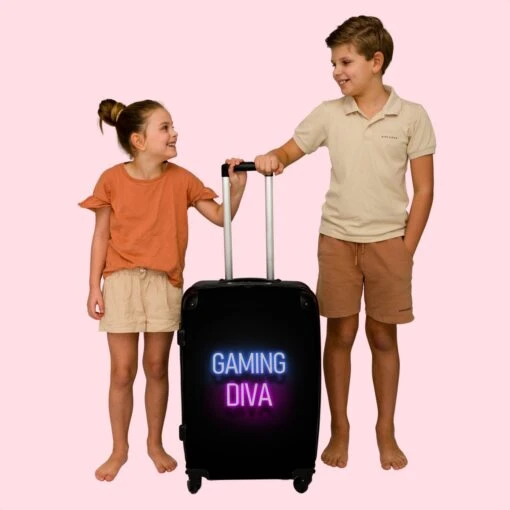 NoBoringSuitcases.com® Koffer Groot - Gaming - Quotes - Neon - Gaming Diva - Vrouwen - Trolley Koffer Met TSA-slot - Met Wielen - 90 Liter - Reiskoffer - 66 Cm -Mode Bagage Winkel 1200x1200 547