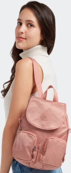 Kipling FIREFLY UP Rugzak, 7.5 Liter - Dynamic Twill Warm Rose -Mode Bagage Winkel 495x1200 2