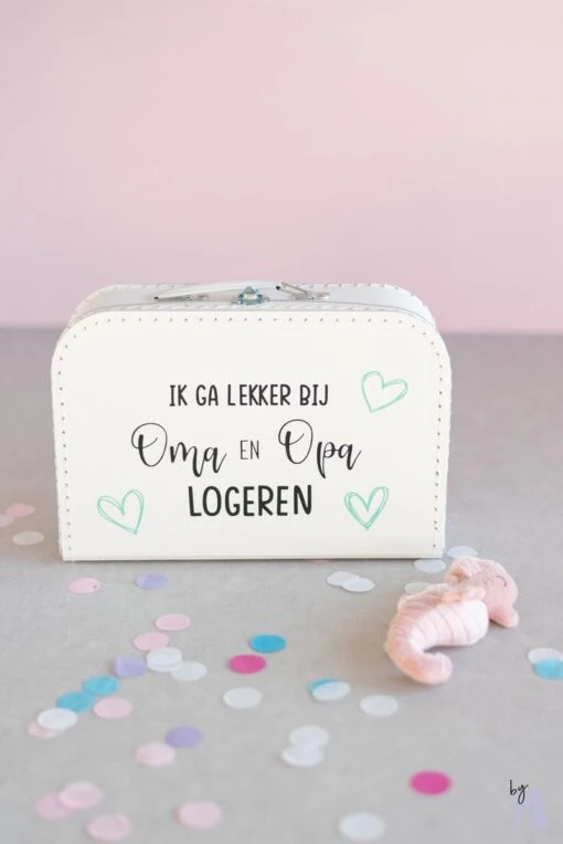 Merkloos ByMi |Koffertje Ik Ga Lekker Logeren Bij Opa En Oma| Aankondiging| Zwangerschap| Kraam Cadeau| Zwanger| Gepersonaliseerd -Mode Bagage Winkel 801x1200 8