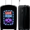 NoBoringSuitcases.com® Koffer - Trolley Op Wieltjes - Neon - Game Room - Tekst - Controller - Zwart - Reiskoffer - Past Binnen 55x40x20 Cm En 55x35x25 Cm - Koffertje - Trolley Handbagage -Mode Bagage Winkel 978x1200 1