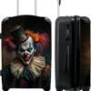 NoBoringSuitcases.com® Koffer Groot - Clown - Hoed - Kraag - Portret - Killer Clown - Trolley Koffer Met TSA-slot - Met Wielen - 90 Liter - Reiskoffer - 66 Cm -Mode Bagage Winkel 985x1200