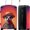 NoBoringSuitcases.com® Koffer Groot - Meerkat - Bloemen - Hoed - Dieren - Portret - Trolley Koffer Met TSA-slot - Met Wielen - 90 Liter - Reiskoffer - 66 Cm -Mode Bagage Winkel 985x1200 2